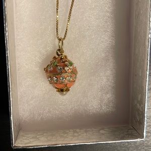 Gold pendant necklace